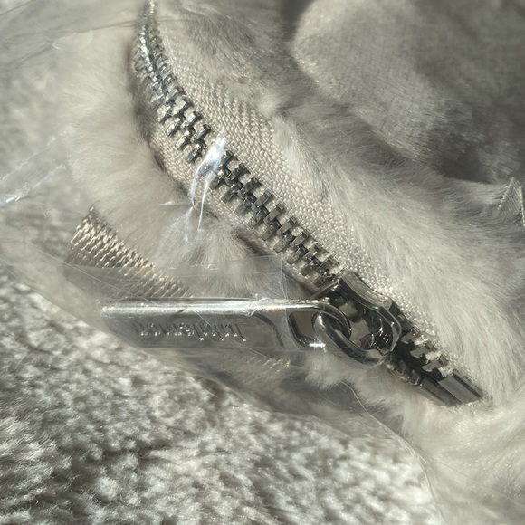 Lululemon 1L Everywhere Belt Bag Plush Fleece Bone/Silver - Picture 5 of 6